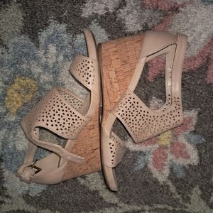 EUC Jones New York Cream Perforated Wedge Sandals 7.5